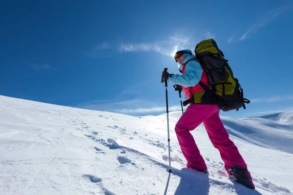 女人下雪的冬天山中徒步旅行 — 图库照片