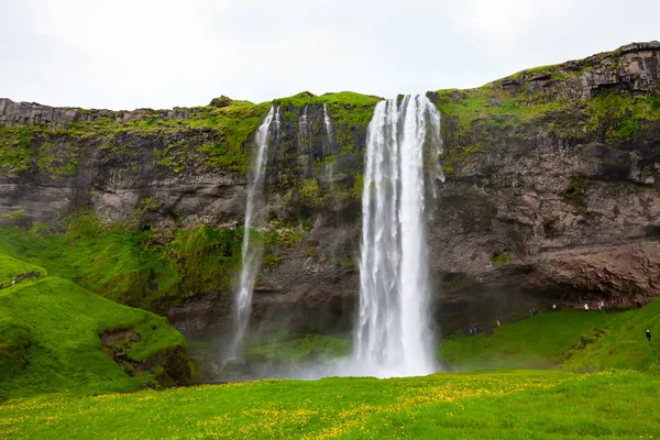 Seljalandsfoss una de las cascadas islandesas más famosas — Foto de Stock