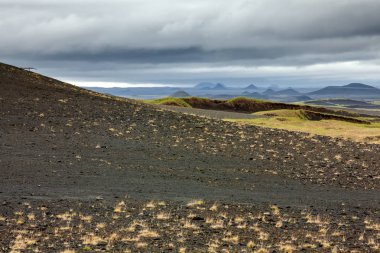 İzlanda'daki dağ manzaraya görüntülemek