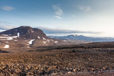 İzlanda'daki dağ manzaraya görüntülemek