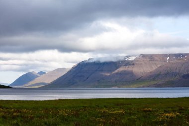 İzlanda'daki dağ manzaraya görüntülemek