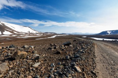 İzlanda'daki dağ manzaraya görüntülemek