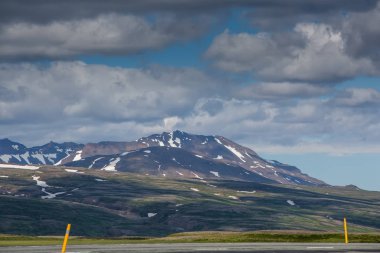 İzlanda'daki dağ manzaraya görüntülemek
