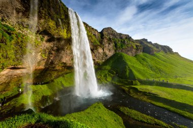 Seljalandsfoss en ünlü İzlandalı şelale