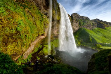 Seljalandsfoss en ünlü İzlandalı şelale