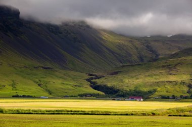 İzlanda'daki dağ manzaraya görüntülemek