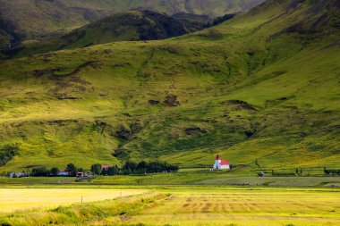 İzlanda'daki dağ manzaraya görüntülemek