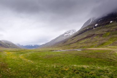 İzlanda'daki dağ manzaraya görüntülemek
