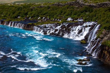 Ov akış derelerin oluşturduğu şelalenin dizi Hraunfossar