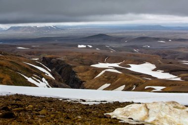 İzlanda'daki dağ manzaraya görüntülemek