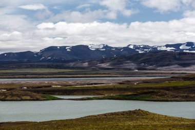 İzlanda'daki dağ manzaraya görüntülemek