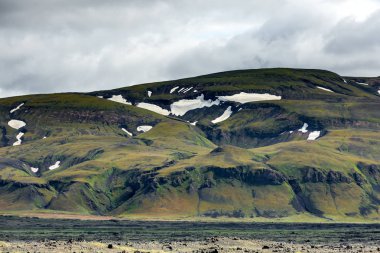 İzlanda'daki dağ manzaraya görüntülemek