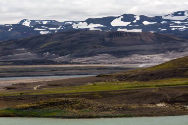İzlanda'daki dağ manzaraya görüntülemek