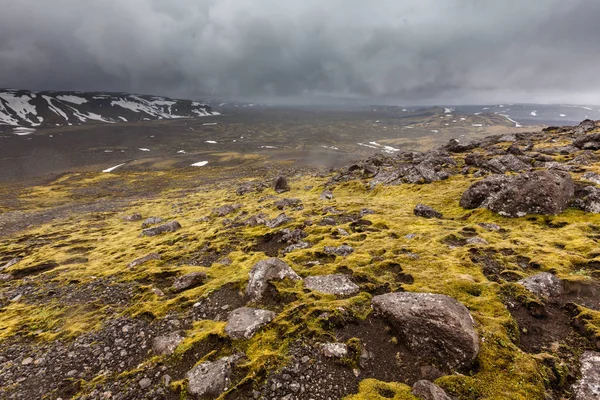 Vista para a paisagem montanhosa na Islândia — Fotografia de Stock