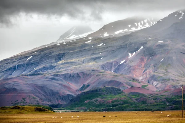 Vista para a paisagem montanhosa na Islândia — Fotografia de Stock