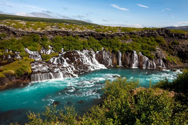 Ряд водопадов "Храунфоссар", образованных ручьями, струящимися из воды — стоковое фото