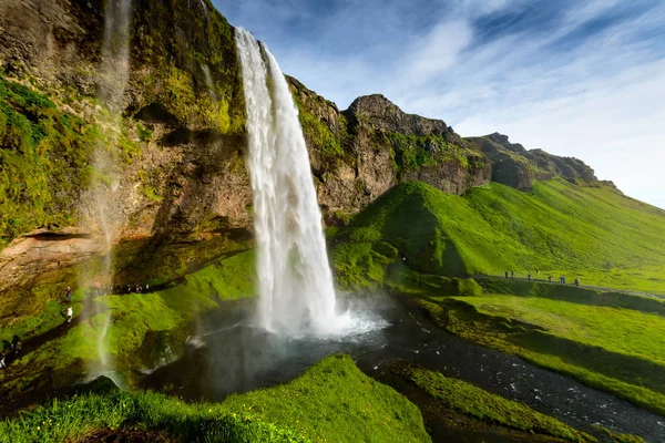 Seljalandsfoss einer der berühmtesten isländischen Wasserfälle — Stockfoto