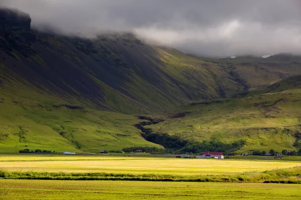 Vista sul paesaggio montano in Islanda — Foto Stock