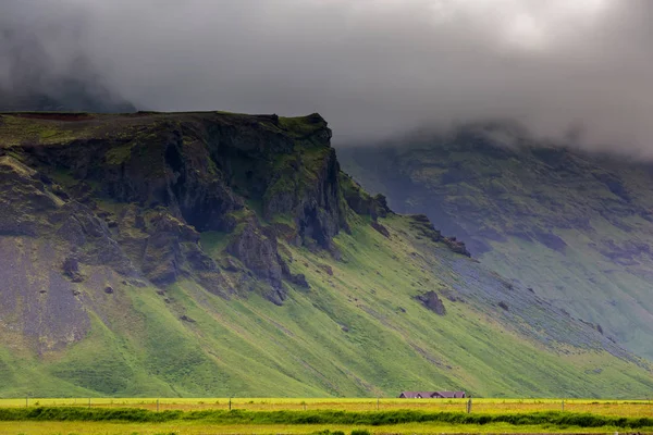 Vista para a paisagem montanhosa na Islândia — Fotografia de Stock