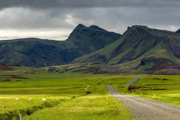 Vista para a paisagem montanhosa na Islândia — Fotografia de Stock