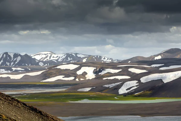 Vista al paisaje de montaña en Islandia — Foto de Stock