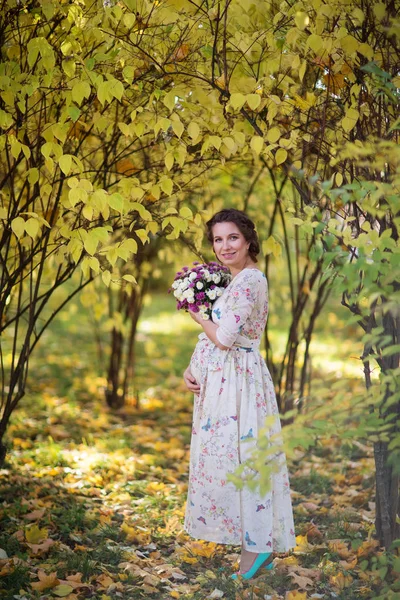 Donna incinta in autunno — Foto Stock