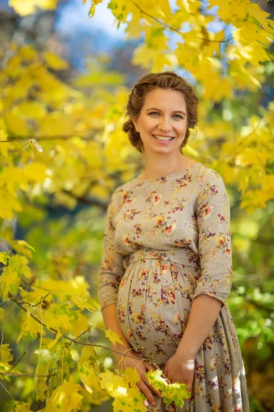 Mujer embarazada en otoño —  Fotos de Stock
