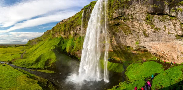 Seljalandsfoss en av de mest kända isländska vattenfallen — Stockfoto