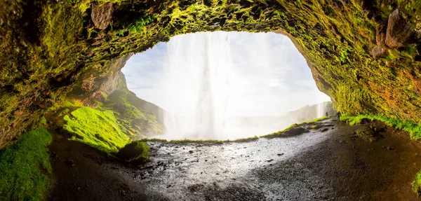 Seljalandsfoss, один з найвідоміших ісландський водоспад — стокове фото