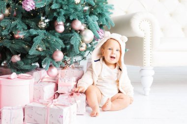 Noel ağacının yanında iskambil mutlu çocuk