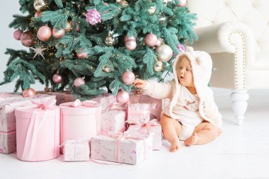 Noel ağacının yanında iskambil mutlu çocuk