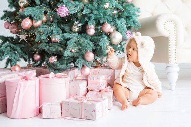 Noel ağacının yanında iskambil mutlu çocuk