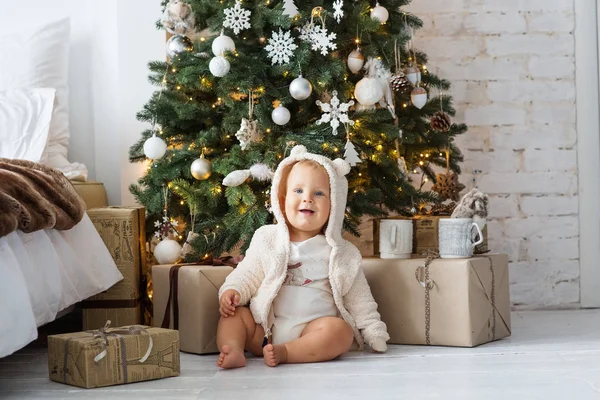 Šťastný chlapec hraje u vánočního stromu — Stock fotografie