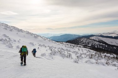 Adam önce fırtına kış dağlarda hiking