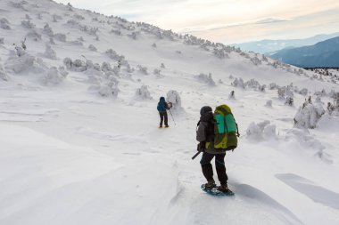 Adam önce fırtına kış dağlarda hiking