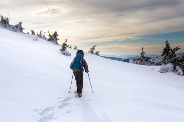 Adam önce fırtına kış dağlarda hiking
