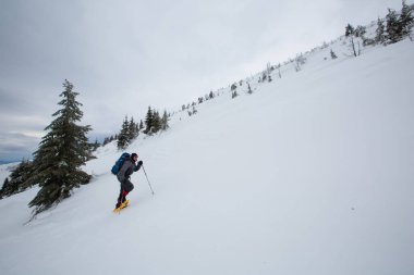 Adam önce fırtına kış dağlarda hiking