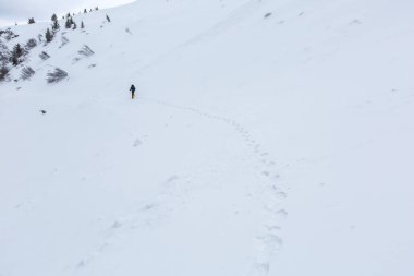 Adam önce fırtına kış dağlarda hiking