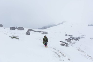 Adam önce fırtına kış dağlarda hiking