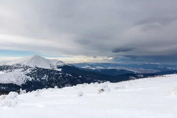 Montagne invernali nelle giornate nuvolose — Foto Stock