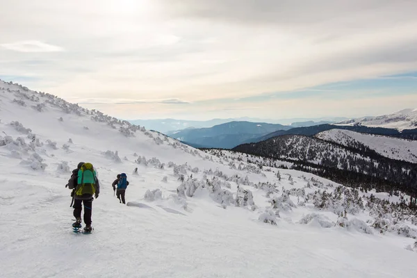 Homem Caminhando Montanhas Inverno Antes Trovoada — Fotografia de Stock