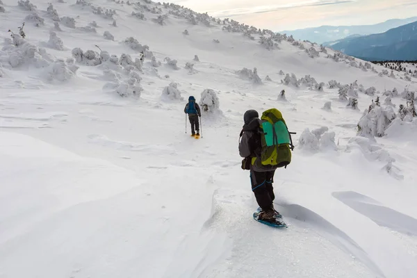 Mann Wandert Vor Gewitter Winterbergen — Stockfoto