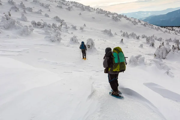 Man Wandelen Winter Bergen Voor Onweer — Stockfoto