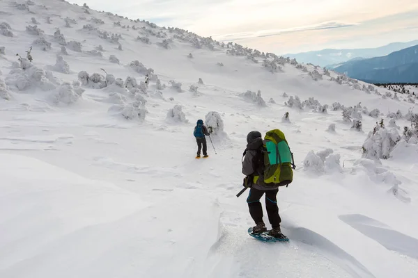 Adam Önce Fırtına Kış Dağlarda Hiking — Stok fotoğraf