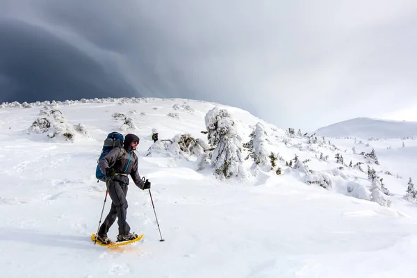 Mann wandert vor Gewitter in Winterbergen — Stockfoto