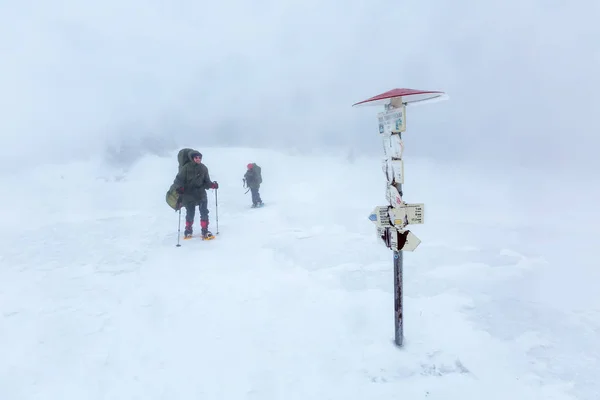 뇌우 전에 겨울 산에 하이킹 하는 남자 — 스톡 사진