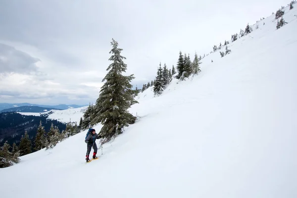 Hombre senderismo en las montañas de invierno — Foto de Stock
