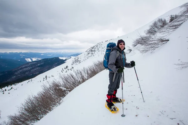 Homem Caminhando Montanhas Inverno Antes Trovoada — Fotografia de Stock