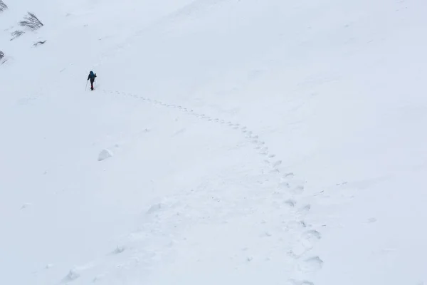 Homme randonnée dans les montagnes d'hiver avant l'orage — Photo