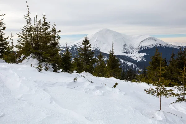 Montagnes d'hiver par temps nuageux — Photo